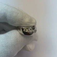 Video laden en afspelen in Gallery-weergave, 1,25 ct ronde geslepen diamanten heren trouwring 14K witgoud