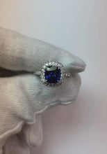 Video laden en afspelen in Gallery-weergave, 3 ct kussen Sri Lanka blauwe saffier en halo diamanten ring
