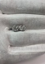 Video laden en afspelen in Gallery-weergave, Solitaire Ronde Diamond Stud Earring Bezel Set 2 karaats witgoud 14K