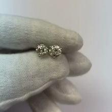 Video laden en afspelen in Gallery-weergave, Prong Setting Ronde Diamant Stud Oorbel Witgoud 14K 2 karaat