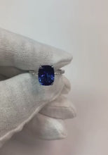 Video laden en afspelen in Gallery-weergave, diamant solitaire accenten ring smaragd blauwe saffier 4 karaat