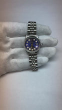 Video laden en afspelen in Gallery-weergave, Rolex Datejust-horloge met blauwe diamanten wijzerplaat van 26 mm