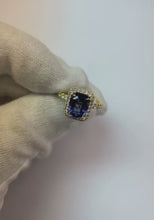 Video laden en afspelen in Gallery-weergave, 3 ct kussen Sri Lanka blauwe saffier en halo diamanten ring