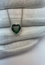 Video laden en afspelen in Gallery-weergave, 7 ct grote hartvorm groene smaragd hanger ketting