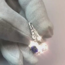 Video laden en afspelen in Gallery-weergave, Ronde geslepen Sri Lankaanse saffier en diamanten oorbel van 2,50 ct