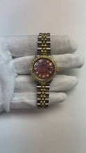 Video laden en afspelen in Gallery-weergave, Bourgondische diamanten wijzerplaat lunette roestvrij staal & gouden Jubilee armband Lady Rolex