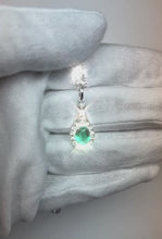 Video laden en afspelen in Gallery-weergave, Halo ovale Ceylon saffier hanger rond & smaragd diamant 2,75 karaat