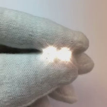 Video laden en afspelen in Gallery-weergave, Prong Setting Ronde Diamant Stud Oorbel Witgoud 14K 2 karaat