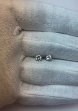 Video laden en afspelen in Gallery-weergave, 0.90 ct. Ronde Solitaire Diamond Stud Earring Witgouden 14K Prong Set