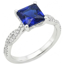 Afbeelding in Gallery-weergave laden, Princess Solitaire Accentring met Ceylonsaffier & uit de aarde gewonnen diamanten, 6 karaat