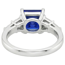 Afbeelding in Gallery-weergave laden, prinses geslepen saffier ring met taps toelopende baguettes 4,50 karaat goud 14K