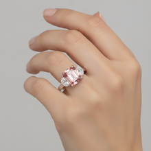 Afbeelding in Gallery-weergave laden, Padparadscha saffier ring 3,6 karaat natuurlijk radiantgeslepen en witte halvemaan driesteens platina