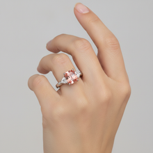 Afbeelding in Gallery-weergave laden, Perzikkleurige saffier 3,4 karaat echte radiant padparadscha en witte trilliant driesteens kathedraalring in 14-karaats goud