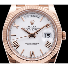 Afbeelding in Gallery-weergave laden, Rolex Day-Date 228235 40 mm Roségoud Horloge met Witte Romeinse Wijzerplaat