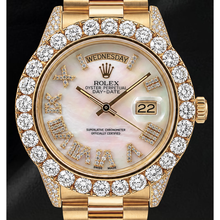 Afbeelding in Gallery-weergave laden, Rolex Day-Date 36mm 1803 Geelgoud Horloge met Wit Parelmoeren Diamanten Wijzerplaat en Romeinse Cijfers