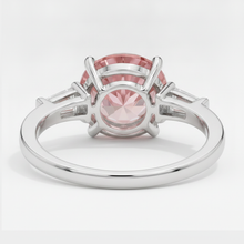 Afbeelding in Gallery-weergave laden, Drie-steens platina ring met echte ronde padparadschasaffier van 3,1 karaat en witte baguettes