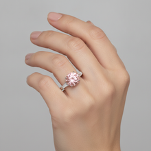 Afbeelding in Gallery-weergave laden, Drie-steens platina ring met echte ronde padparadschasaffier van 3,1 karaat en witte baguettes