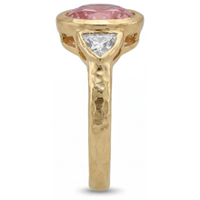 Afbeelding in Gallery-weergave laden, Padparadscha Ring 2,6 Karaat Natuurlijke Ronde Saffier en Witte Triljant Lunette Driesteens 14K Geelgoud