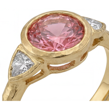 Afbeelding in Gallery-weergave laden, Padparadscha Ring 2,6 Karaat Natuurlijke Ronde Saffier en Witte Triljant Lunette Driesteens 14K Geelgoud