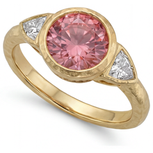 Afbeelding in Gallery-weergave laden, Padparadscha Ring 2,6 Karaat Natuurlijke Ronde Saffier en Witte Triljant Lunette Driesteens 14K Geelgoud