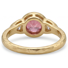 Afbeelding in Gallery-weergave laden, Padparadscha Ring 2,6 Karaat Natuurlijke Ronde Saffier en Witte Triljant Lunette Driesteens 14K Geelgoud