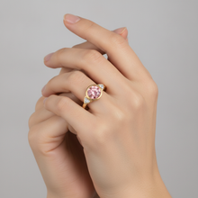 Afbeelding in Gallery-weergave laden, Padparadscha Ring 2,6 Karaat Natuurlijke Ronde Saffier en Witte Triljant Lunette Driesteens 14K Geelgoud