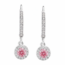 Afbeelding in Gallery-weergave laden, Roze diamanten oorbellen 1,5 karaat labgekweekt ronde halo pavé klapsluiting 14k witgoud