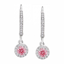 Afbeelding in Gallery-weergave laden, Roze diamanten oorbellen 1,5 karaat labgekweekt ronde halo pavé klapsluiting 14k witgoud