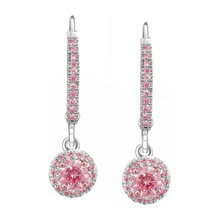 Afbeelding in Gallery-weergave laden, Labgekweekte roze diamant halo oorbellen 1,5 karaat rond pavé klapsluiting 14k witgoud
