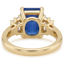 Afbeelding in Gallery-weergave laden, Royal Blue Saffier Smaragd Slijpvorm Gekleurde Steen Ring in 14K Geelgoud – profielaanzicht