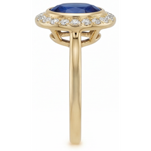Afbeelding in Gallery-weergave laden, Ovaal Geslepen Royal Blue Saffier ring in 14 Karaat Geelgoud – profielaanzicht