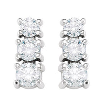 Afbeelding in Gallery-weergave laden, 1,5 ct drie-stenen diamanten oorknopjes 14k witgoud - harrychadent.nl