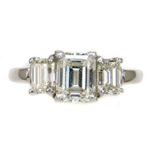 Afbeelding in Gallery-weergave laden, 1,50 ct witgouden smaragd geslepen diamanten ring drie stenen nieuw