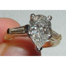 Afbeelding in Gallery-weergave laden, 1,81 ct. diamanten peer geslepen drie stenen tweekleurige gouden ring