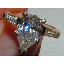 Afbeelding in Gallery-weergave laden, 1,81 ct. diamanten peer geslepen drie stenen tweekleurige gouden ring