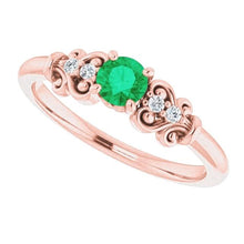 Afbeelding in Gallery-weergave laden, 1.10 karaat ronde diamanten en groene smaragden vintage stijl ring