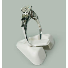 Afbeelding in Gallery-weergave laden, 1.77 karaat ronde & baguette diamanten verlovingsring wit goud