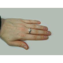 Afbeelding in Gallery-weergave laden, 1.77 karaat ronde & baguette diamanten verlovingsring wit goud