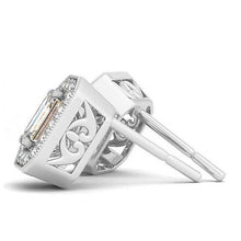 Afbeelding in Gallery-weergave laden, 2 karaats smaragd en ronde diamanten witgoud 14K oorknopjes Halo - harrychadent.nl