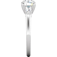 Afbeelding in Gallery-weergave laden, 2,01 ct ronde en stokbrood diamanten verlovingsring met 3 stenen witgoud - harrychadent.nl