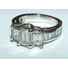 Afbeelding in Gallery-weergave laden, 3 ct. Emerald & Baguettes Drie stenen diamanten ring wit goud 14K - harrychadent.nl