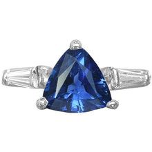 Afbeelding in Gallery-weergave laden, 3 stenen biljoen saffier ring taps toelopende stokbrood diamanten 4,50 karaat - harrychadent.nl