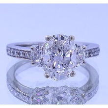 Afbeelding in Gallery-weergave laden, 3.50 karaat ovale 4 diamanten jubileum ring 3 steen wit goud 14K - harrychadent.nl