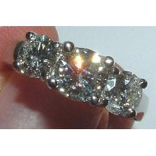 Afbeelding in Gallery-weergave laden, 4 ct. Witgouden diamanten verlovingsring met drie stenen - harrychadent.nl