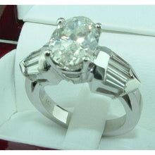 Afbeelding in Gallery-weergave laden, 4,01 ct. Ovaal & Baguette Diamant 3 Stenen Verlovingsring Witgoud - harrychadent.nl