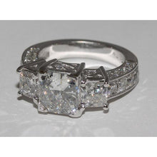 Afbeelding in Gallery-weergave laden, 4.26 ct. Vintage stijl drie stenen witgouden verlovingsring - harrychadent.nl