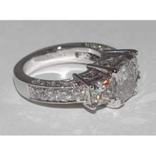Afbeelding in Gallery-weergave laden, 4.26 ct. Vintage stijl drie stenen witgouden verlovingsring - harrychadent.nl