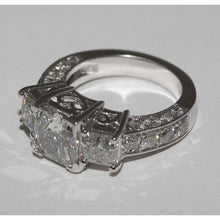 Afbeelding in Gallery-weergave laden, 4.26 ct. Vintage stijl drie stenen witgouden verlovingsring - harrychadent.nl