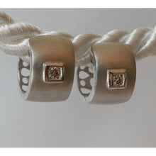 Afbeelding in Gallery-weergave laden, Huggies-oorbellen met matte afwerking. ronde diamant G/H Si Satin Finish - harrychadent.nl