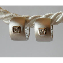 Afbeelding in Gallery-weergave laden, Huggies-oorbellen met matte afwerking. ronde diamant G/H Si Satin Finish - harrychadent.nl